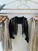 Campera cropped de jean negra con tiras de strass plateado y botones plateados al frente.
