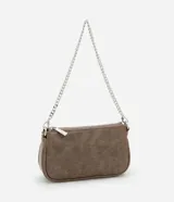 Cartera baguette color marrón con textura símil cuero, asa corta de cadena plateada y cierre superior con cremallera.