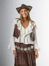 Cinto dorado de metal con eslabones y monedas circulares texturadas.