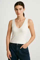 Musculosa roja de punto con escote en V y breteles anchos.