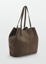 Bolso shopper grande de piel serraje color marrón, con doble asa de hombro y cierre de lazo.
