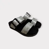 Sandalia de plataforma con diseño en blanco y negro, de tiras anchas y hebillas.
