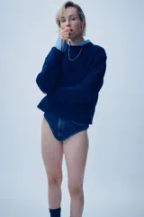 Sweater azul marino de lana con cuello redondo y mangas largas.