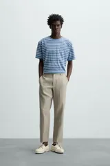 Pantalón de vestir azul marino confeccionado en tejido de lino. Corte recto, con bolsillos laterales y traseros. Se ajusta a la cintura con botón y cremallera.