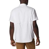 Camisa manga corta color verde oliva, con cuello clásico, cierre frontal con botones, dos bolsillos frontales con cierre de botón y ventilación en la espalda. Marca Columbia.
