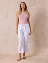 Pantalón blanco liso marca Dash, con pretina trasera elastizada y bolsillos delanteros y traseros. Corte cropped.