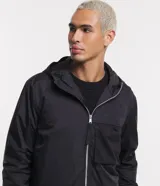 Campera negra con capucha, cierre frontal con cremallera y bolsillo de malla en el pecho.