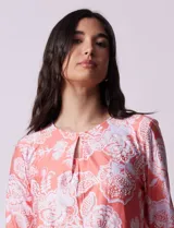 Blusa azul con estampado floral blanco, de seda fría, con cuello redondo con abertura y mangas 3/4 amplias con volados. Marca Ruby Rd.