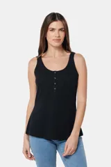 Musculosa celeste con cuello redondo, corte recto, botones frontales y bolsillo de parche en el pecho.