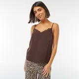 Camiseta de tirantes marrón con encaje en el escote.