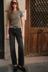 Pantalón de jean gris de corte recto, tiro alto y largo hasta el tobillo.