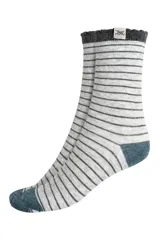 Par de medias de caña media color gris claro con rayas horizontales finas en gris oscuro. El talón y la puntera son de color azul petróleo y el borde superior es gris oscuro.
