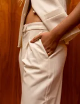 Pantalón de vestir color crema, marca Nanette, de corte recto y tiro alto.