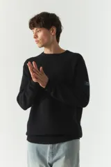 Sweater color marrón de tejido de punto con logo bordado en el pecho.