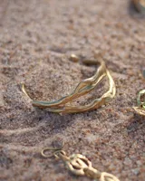 Brazalete rígido de bronce y alpaca maciza, con diseño orgánico irregular.