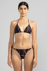 Top de bikini negro con estampado de cadenas y flores rosadas.
