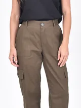 Pantalón cargo de mujer color verde militar, tiro alto, con bolsillos laterales y puños ajustables con cordón.