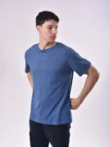 Remera básica de manga corta y cuello redondo, color blanco.