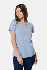 Remera azul de algodón y poliéster, de corte recto, cuello redondo y manga corta.