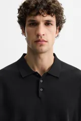 Polo de punto azul marino de corte regular fit, tejido en hilatura con mezcla de algodón y seda. Tiene cuello solapa con cierre frontal de botonadura, manga larga y acabados en rib.