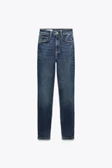 Jeans skinny de tiro alto en denim azul oscuro, con cinco bolsillos y cierre frontal con cremallera y botón metálico.