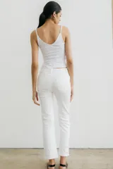 Pantalón de denim blanco con tachas plateadas.