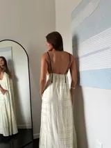 Vestido largo color beige con estampado geométrico en negro, breteles finos regulables y escote en V.