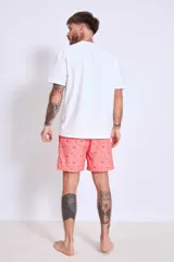 Short de baño celeste con estampado de gaviotas en negro y etiqueta con logo en la pierna.