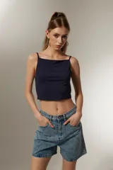 Top corto azul marino con breteles finos y escote cuadrado.