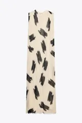 Vestido midi de Zara Woman Collection confeccionado en hilatura de viscosa color crudo con estampado abstracto en negro. Tiene cuello redondo, manga sisa, tejido plisado, forro interior y cierre en la espalda.