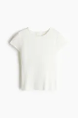 Remera corta de punto fino color blanco, entallada y con cuello redondo ribeteado acanalado.