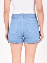 Short de jean color crudo, tiro alto, con bolsillos delanteros y traseros, y ruedo desflecado.