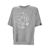 Remera gris de corte holgado con estampa geométrica en el frente con el logo de Topper.