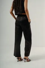 Pantalón de vestir negro con estampado jacquard floral, tiro alto y corte recto. Se combina con un chaleco a juego.