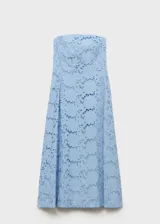 Vestido midi celeste con bordado inglés, palabra de honor y diseño evasé. Incluye tiras de silicona interiores para mayor sujeción y cierre de cremallera en la parte posterior. Con forro interior.