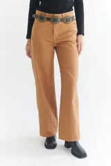 Pantalón de corte recto color caramelo con detalles de costura contrastante.