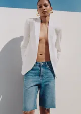 Short de jean celeste con lavado claro, tiro alto y corte a la rodilla.