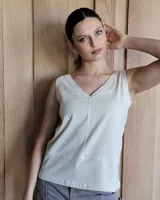 Musculosa blanca con cuello en V y costuras a contratono.