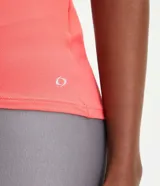 Remera deportiva color fucsia de manga corta, cuello redondo y corte clásico.