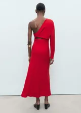 Vestido midi rojo asimétrico de tejido fluido, con un hombro descubierto, manga larga y cintura drapeada.