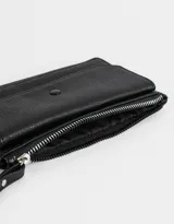 Billetera tipo sobre color negro de cuerina con cierre superior y bolsillo frontal con broche y botón.