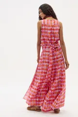 Falda larga de lino con estampado de rombos en tonos rosados y anaranjados. Es de estilo portafolio, con cintura elástica en la parte trasera y ruedo amplio.