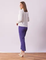 Camisa blanca de gasa, marca Sioni, con cuello con solapa, abertura central con botones y mangas largas con puño y botón.