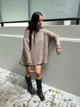 Sweater tejido negro con cuello alto.