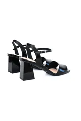 Sandalias de tacón bloque color negro charol, con tira delgada sobre los dedos y pulsera al tobillo con hebilla.