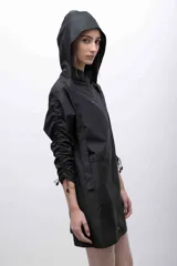 Capucha deportiva negra ajustable de microfibra repelente al agua, con tiras para atar.