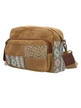 Cartera bandolera azul con diseño patchwork en tonos camel y café. Cuenta con cierre cremallera, múltiples bolsillos, correa removible y ajustable, llavero y forro interior 100% poliéster reciclado.