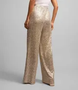 Pantalón pantalona de lentejuelas doradas con forro y cintura elástica.