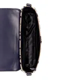 Cartera bandolera Guess modelo Carrboro, color beige con estampado del logo de la marca en azul marino. Tiene correa larga ajustable en azul marino y aplique dorado con el nombre de la marca en el frente.
