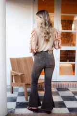 Pantalón de jean celeste acampanado con alforza central y ruedo desflecado.